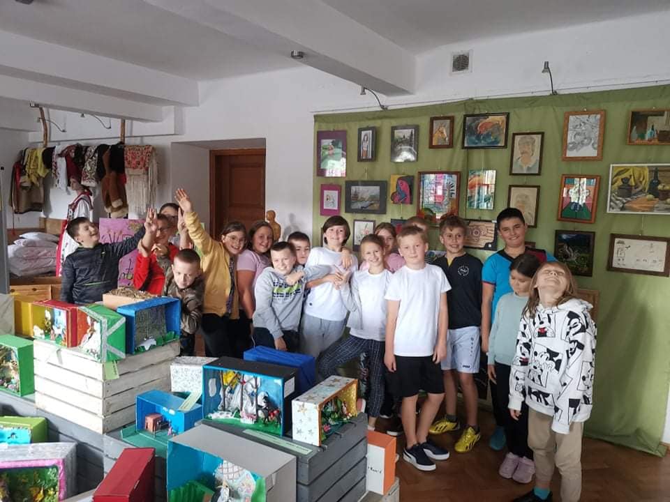 dzieci w szkolnym muzeum